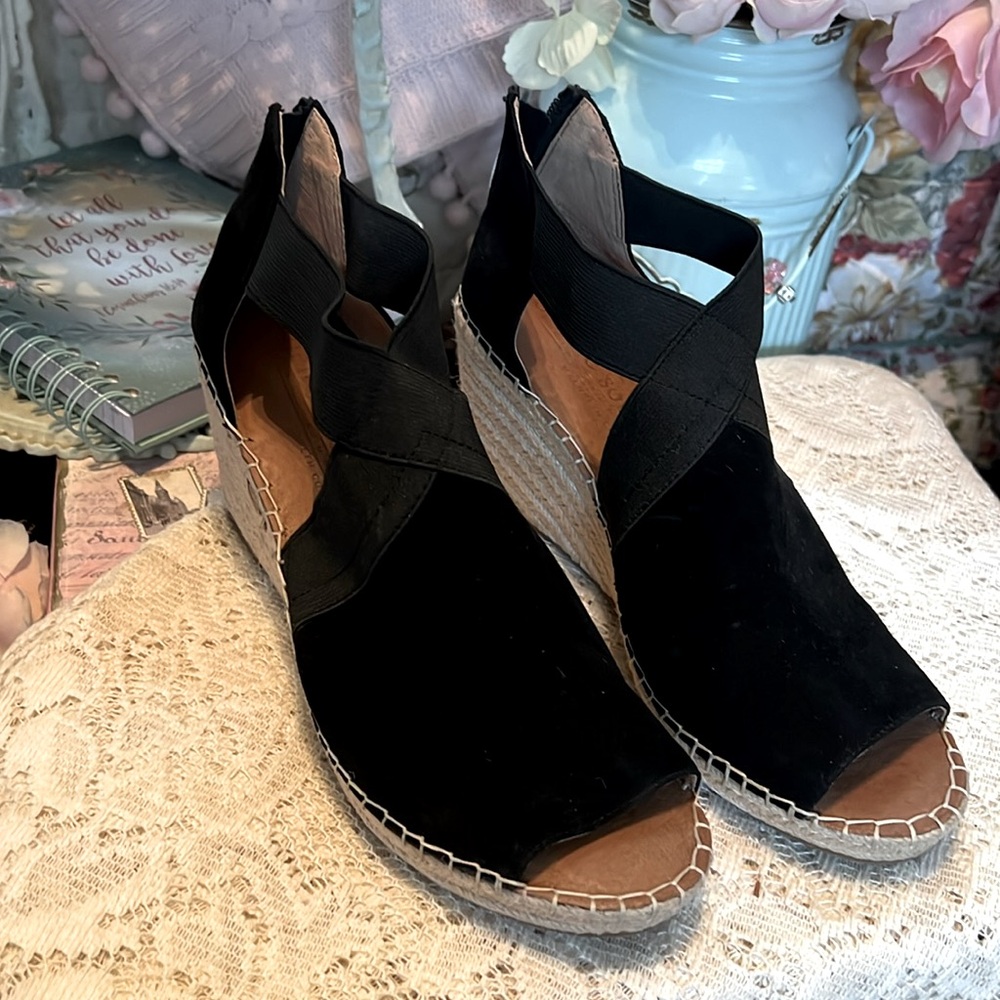 Gentle Souls by Kenneth Cole Black Wedge Sandals